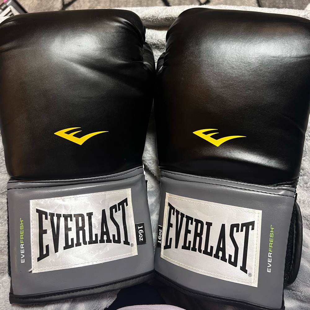 Black Everlast 16oz boxing gloves